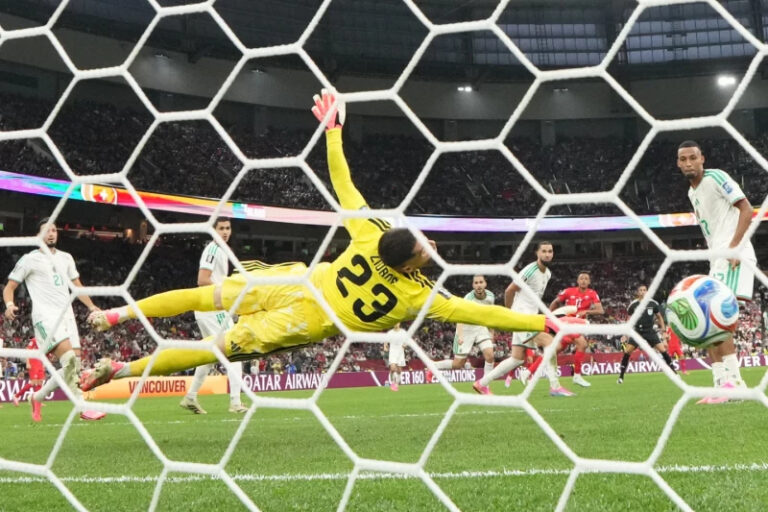 Suiza avanza en el Mundial con una victoria de 2-0 sobre Argelia, Embolo y Ndoye anotan