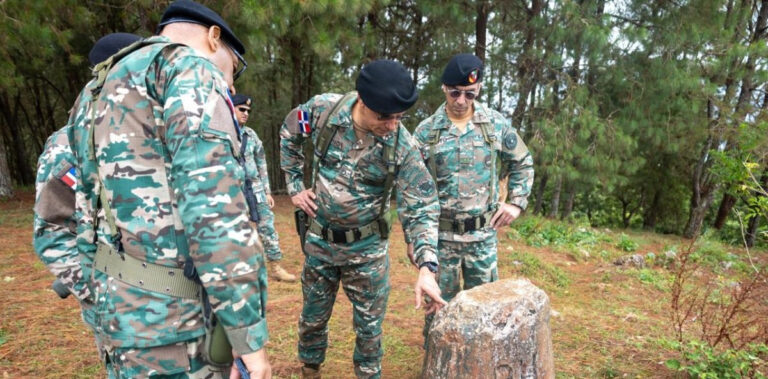 Comandante del Ejército supervisa tropas y puestos de control en la frontera sur comandante-del-ejercito-supervisa-tropas-y-puestos-de-control-en-la-frontera-sur