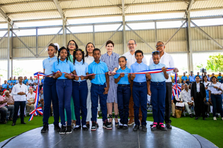 gobierno-inaugura-en-azua-techado-escolar-que-beneficiara-a-349-estudiantes-y-la-comunidad