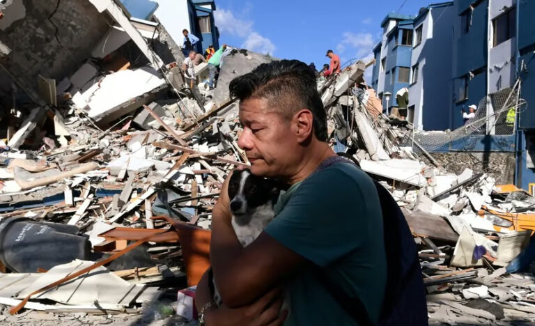 Socorristas buscan sobrevivientes tras el potente terremoto en Colombia socorristas-buscan-sobrevivientes-tras-el-potente-terremoto-en-colombia
