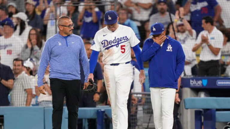 Freddie Freeman sufre aparatosa caída en el dugout rival y abandona el partido freddie-freeman-sufre-aparatosa-caida-en-el-dugout-rival-y-abandona-el-partido