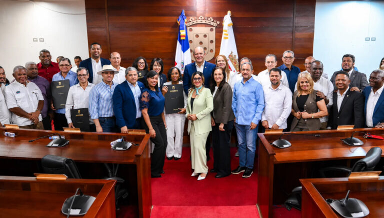 ayuntamiento-de-santiago-honra-a-nueve-medicos-uasd-1982-por-44-anos-de-servicio