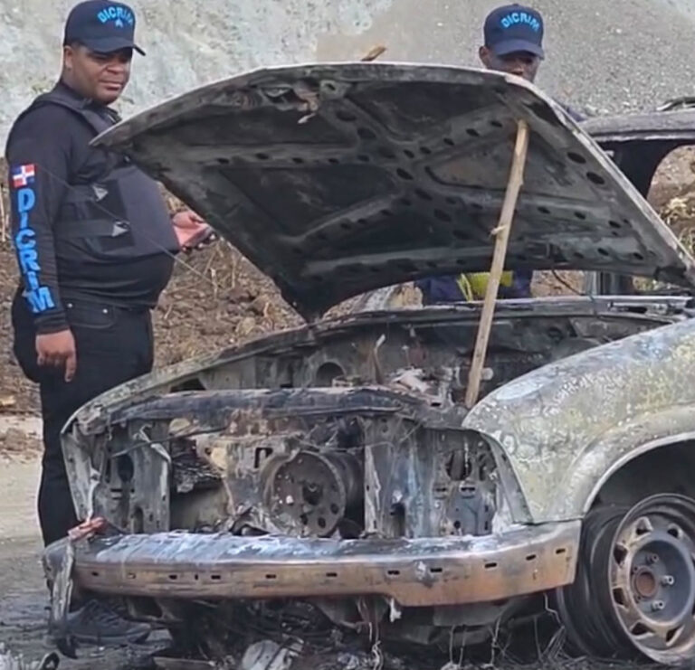 Hallan hombre calcinado junto a un vehículo incendiado en una mina de La Vega