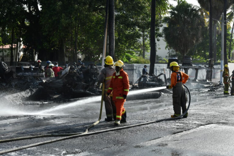 Reportan dos personas fallecidas tras explosión de tanquero en el Malecón