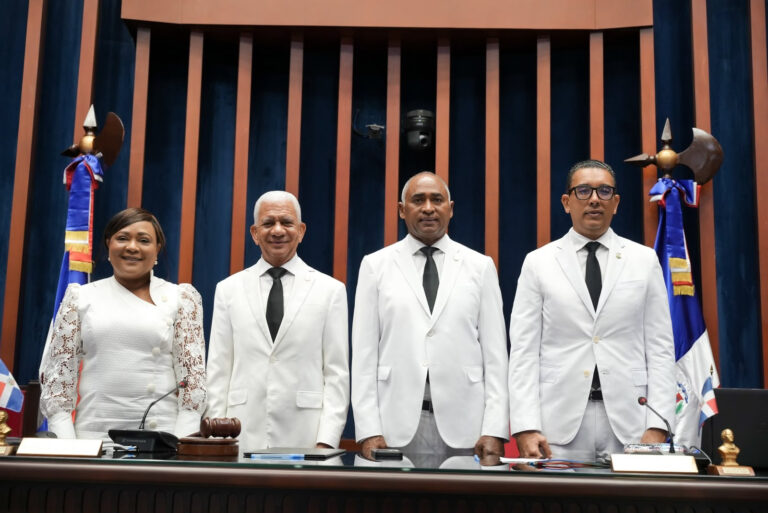 Julito Fulcar asume la Vicepresidencia del Senado y coloca a Peravia en la dirección de la Cámara Alta