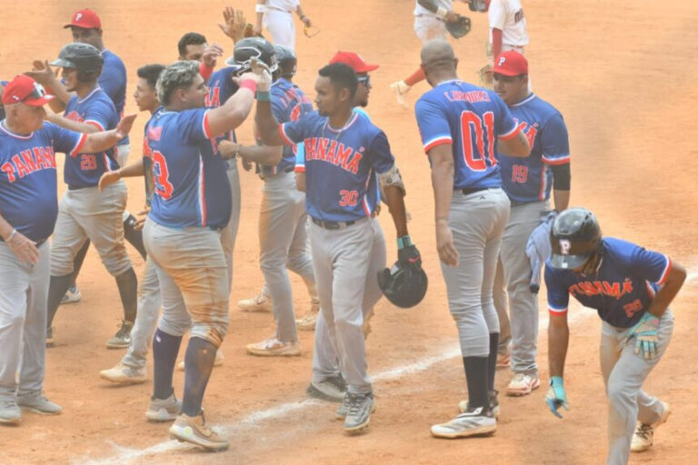 Panamá deja en el terreno a México con remontada de tres carreras