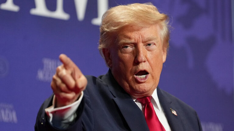 Trump tacha de «traidores» los reportes sobre la escasez de municiones en EE.UU. y los niega