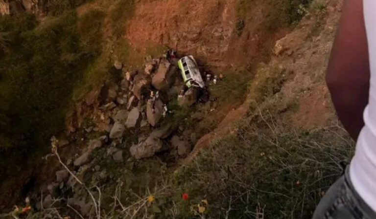 25 estudiantes fallecidos y decenas de heridos tras autobús escolar caer por barranco en Cabo Verde