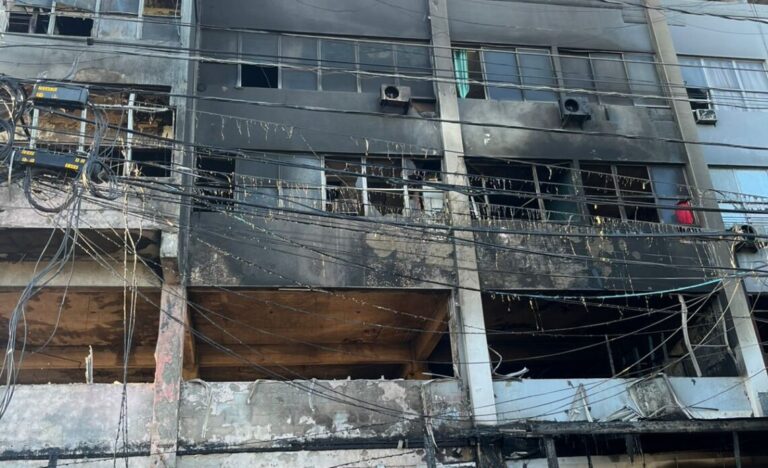 Se destruye un edificio frente a la UASD tras incendio