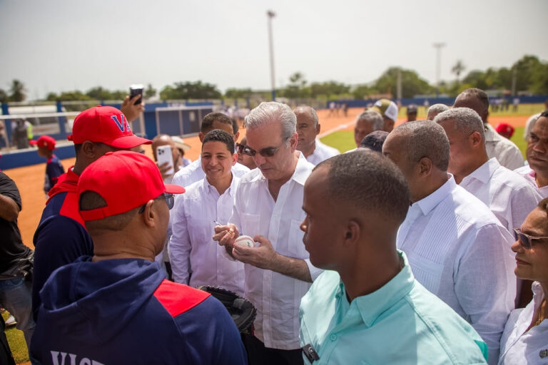 Abinader inaugura campo de béisbol Nelson Mateo en Pizarrete, Peravia, tras 26 años de espera; impactará a unas cinco mil personas