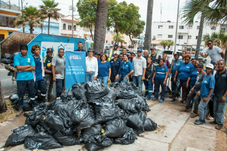 Alcaldía del DN conmemora el Día Internacional de la Limpieza de Playas interviniendo playa San Gil y cañada en Arroyo Hondo