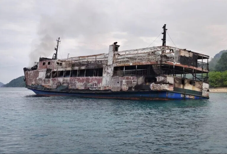Cinco muertos y 86 desaparecidos tras incendio de barco en Filipinas