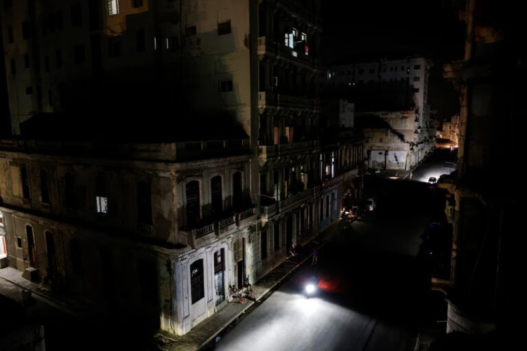 Cuba queda a oscuras tras sufrir su octavo apagón nacional de 2026