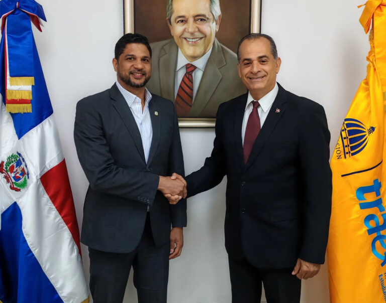 Director del TRAE Luis Felipe Cartagena recibe al senador Gustavo Lara