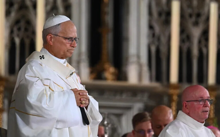 El papa León XIV dice que la Iglesia tiene la responsabilidad de ayudar a las víctimas de abusos