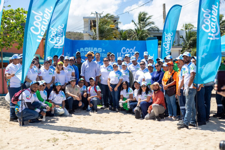 Industrias San Miguel lidera jornada de limpieza de playas en Montecristi