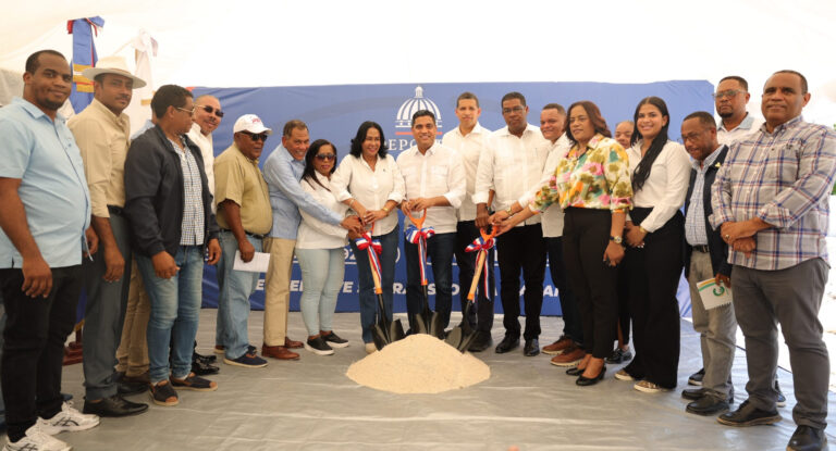 Ministro Kelvin Cruz deja iniciados trabajos para construcción de siete multiusos en la región Sur; las obras distribuídas en Barahona, Elías Piña en Independencia implican inversión de RD$200 millones