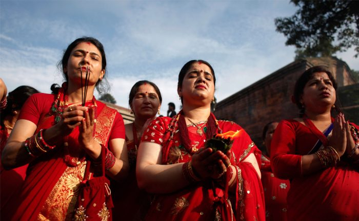 Mujeres oran por sus maridos en el festival Teej en Nepal