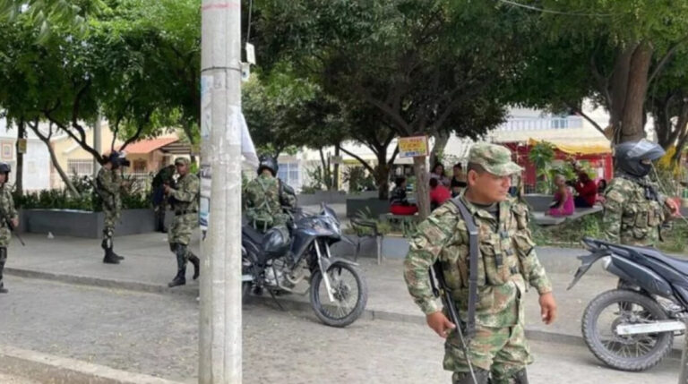 Presidente de Colombia patrulla las calles tras una ola de violencia