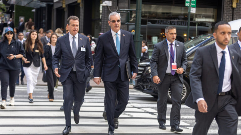Presidente Luis Abinader recorre a pie calles de Nueva York