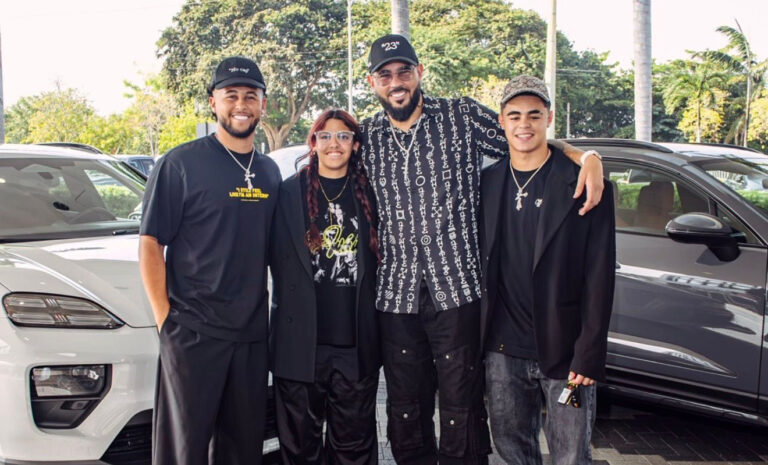 Productor Raphy Pina regala Porsche a tres de sus hijos y divide las redes