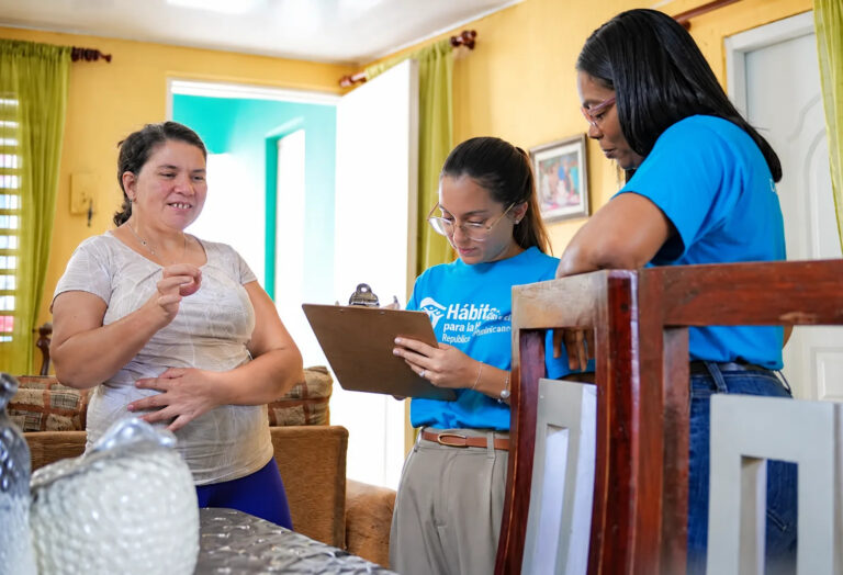 Seguros Crecer y Hábitat Dominicana mejoran hogares de 35 familias en tres provincias