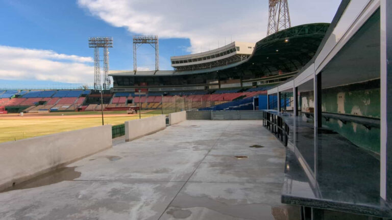 VIDEO | El Estadio Quisqueya Juan Marichal es preparado para la temporada de béisbol otoño-invernal
