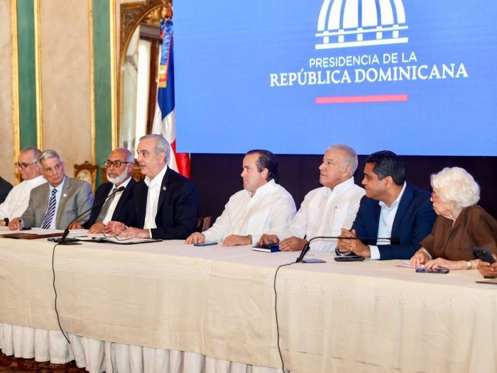 Abinader anuncia inversión de RD$2,000 millones recuperados de la corrupción para rehabilitar 40 instalaciones deportivas
