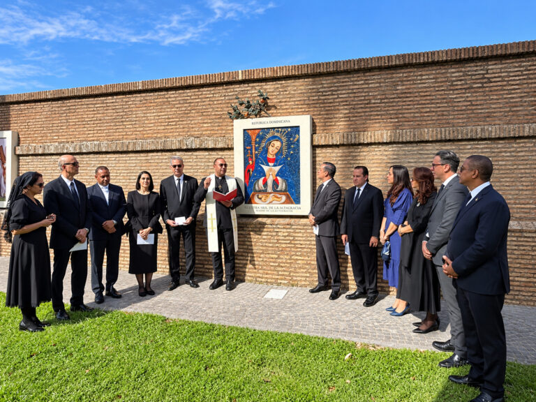 Abinader pide al pueblo dominicano unirse en oración por la salud del papa León XIV