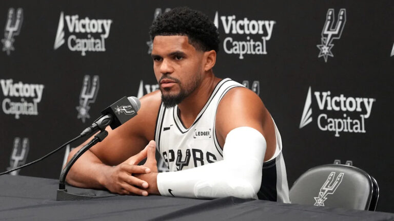El jugador de San Antonio Spurts Tobias Harris sufrió una lesión en la pantorrilla izquierda y podría estar fuera de acción para el partido inaugural