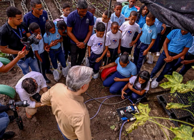 Estudiantes del San José Obrero presentan proyectos de robótica a De Camps