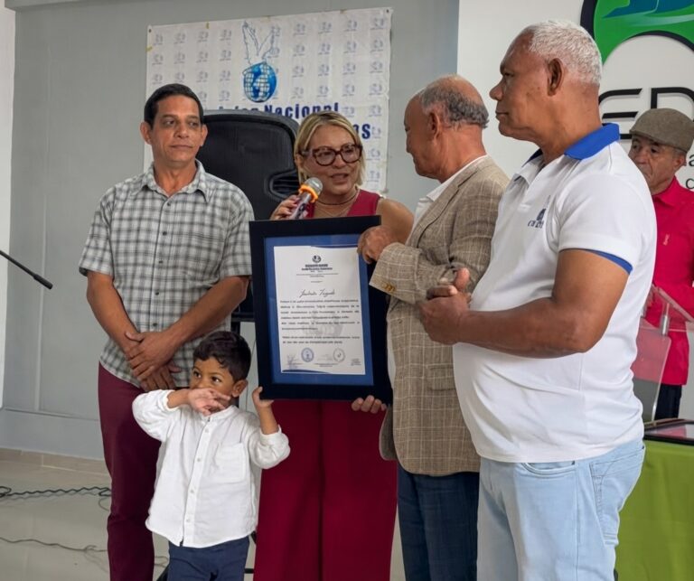 La Comisión Nacional de los Derechos Humanos Filial-Moca Reconoce a la Comunicadora Julieta Tejada