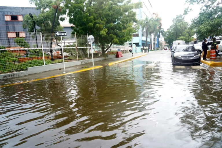 Lluvias mantienen provincias dominicanas en alerta