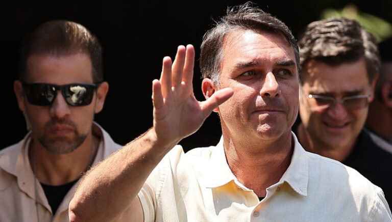 Medios: Flávio Bolsonaro huyó rumbo a EE.UU.