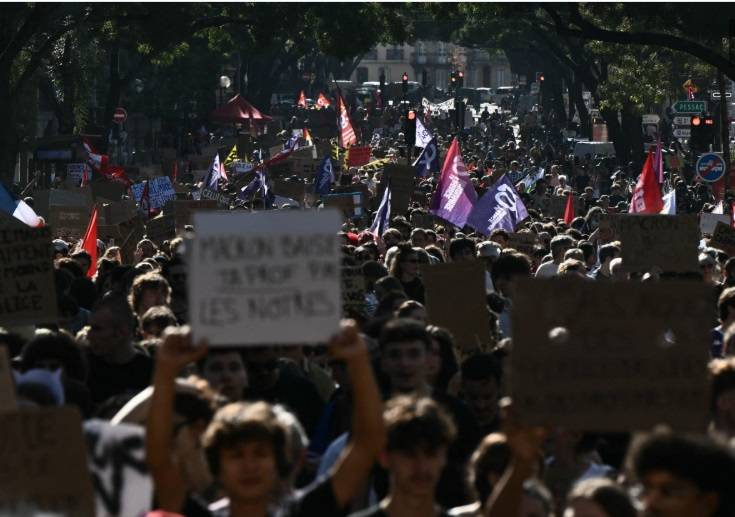 Miles de estudiantes protestan de nuevo en Francia bajo fuerte vigilancia policial