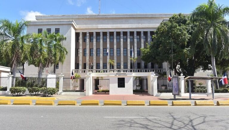 MINERD mantiene suspensión de docencia en zonas vulnerables de provincias bajo alerta amarilla para el miércoles 28 de octubre