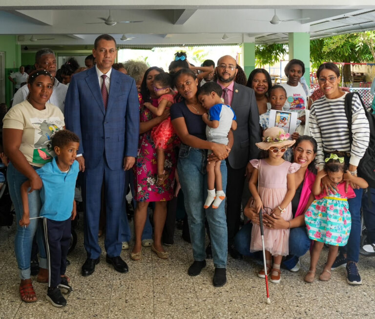 Presidente del INDOTEL promoverá acciones para inclusión digital de estudiantes con discapacidad de Escuela José Manuel Rodríguez Tavares