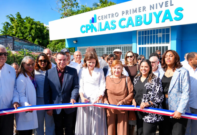 Raquel Peña entrega remozado centro de salud Las Cabuyas en La Vega